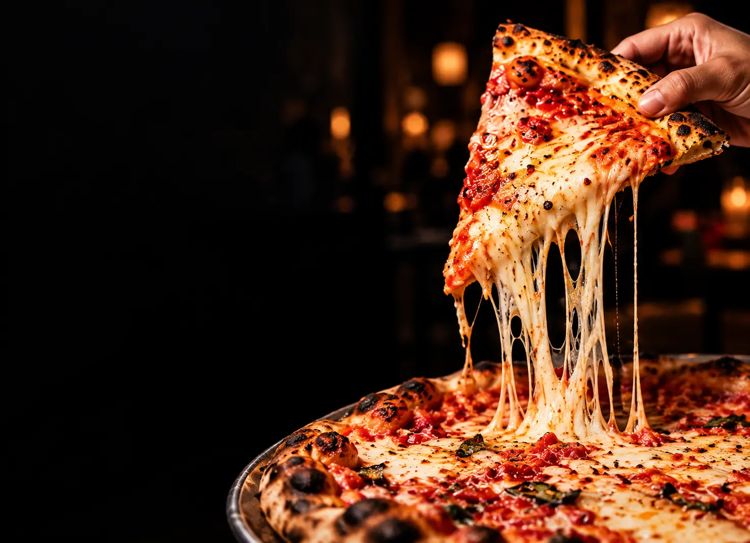 Ein frisches Pizzastück mit geschmolzenem Käse
